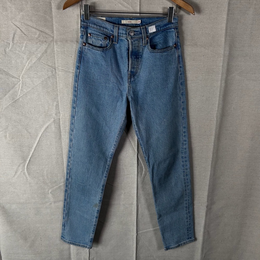 Levis Premium Wedgie Straight Jeans Womens 25 Medium Wash Blue 22861-0098